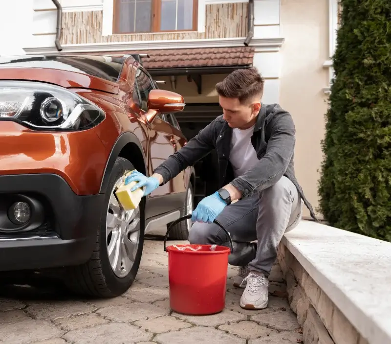 Lavage auto à domicile Fontaine-le-Comte : professionnel intervenant sur un véhicule